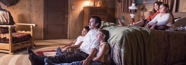La famille Pearson est réunie dans un motel et regarde un film