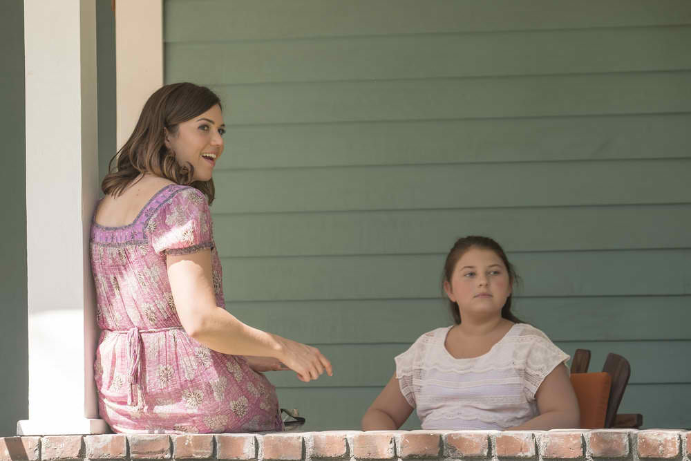 Rebecca (Mandy Moore) partage un moment avec sa fille Kate (Mackenzie Hancsicsak).