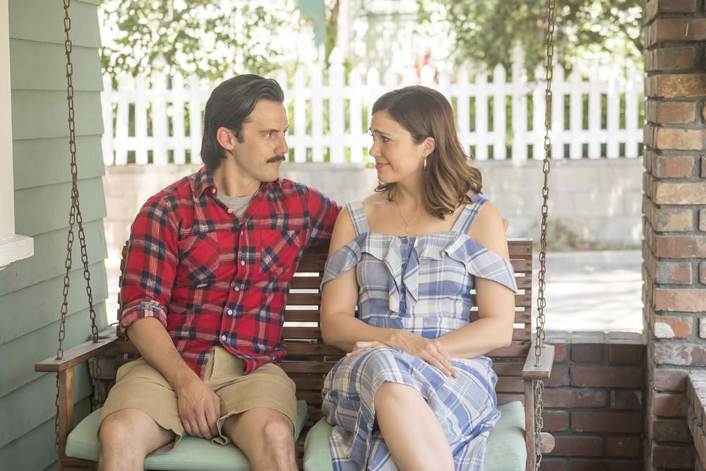 Jack (Mila Ventimiglia) et Rebecca (Mandy Moore) discute.