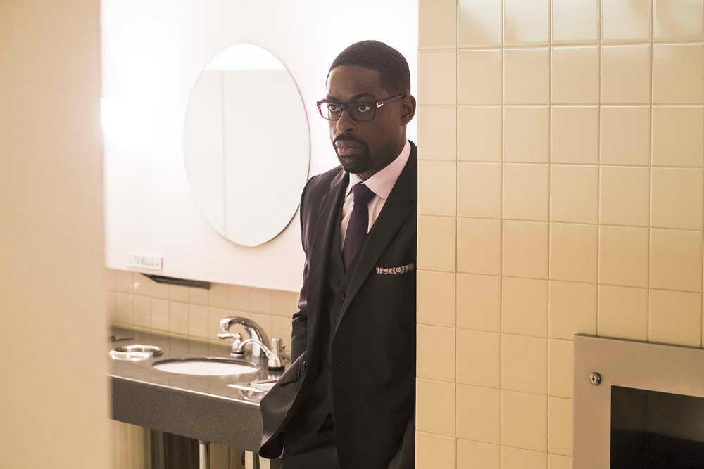 Randall (Sterling K. Brown) dans une toilette publique.