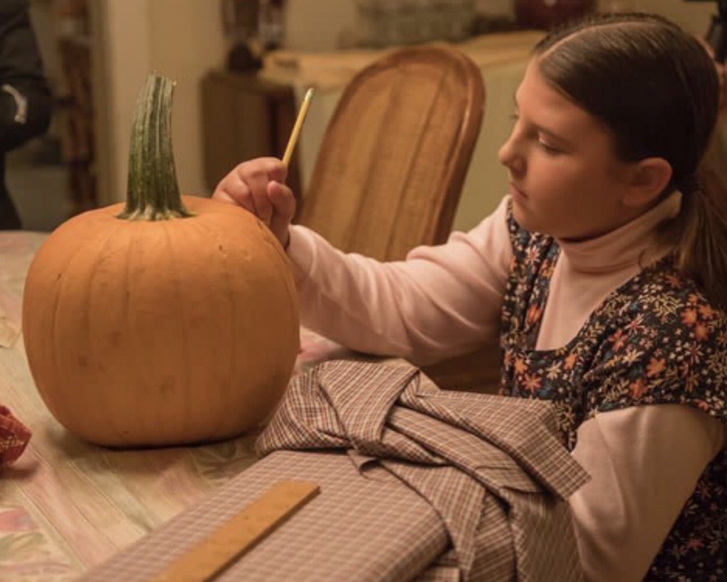 Kate (Mackenzie Hancsicsak) décore une citrouille pour Halloween.