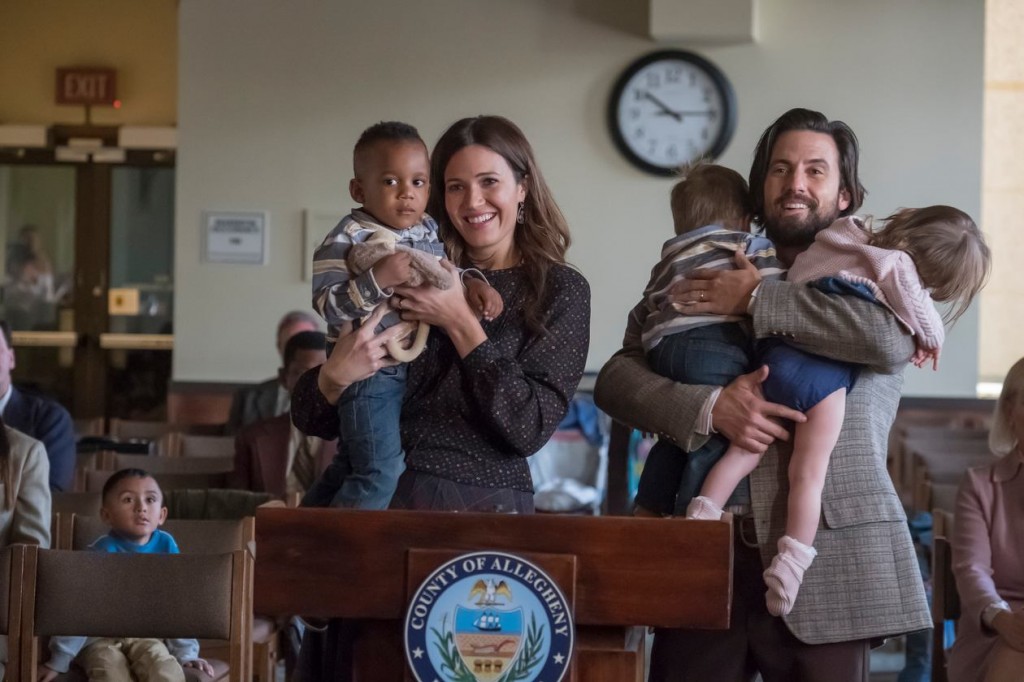 Jack (Milo Ventimiglia) et Rebecca (Mandy Moore) au palais de justice avec leurs trois jeunes enfants.