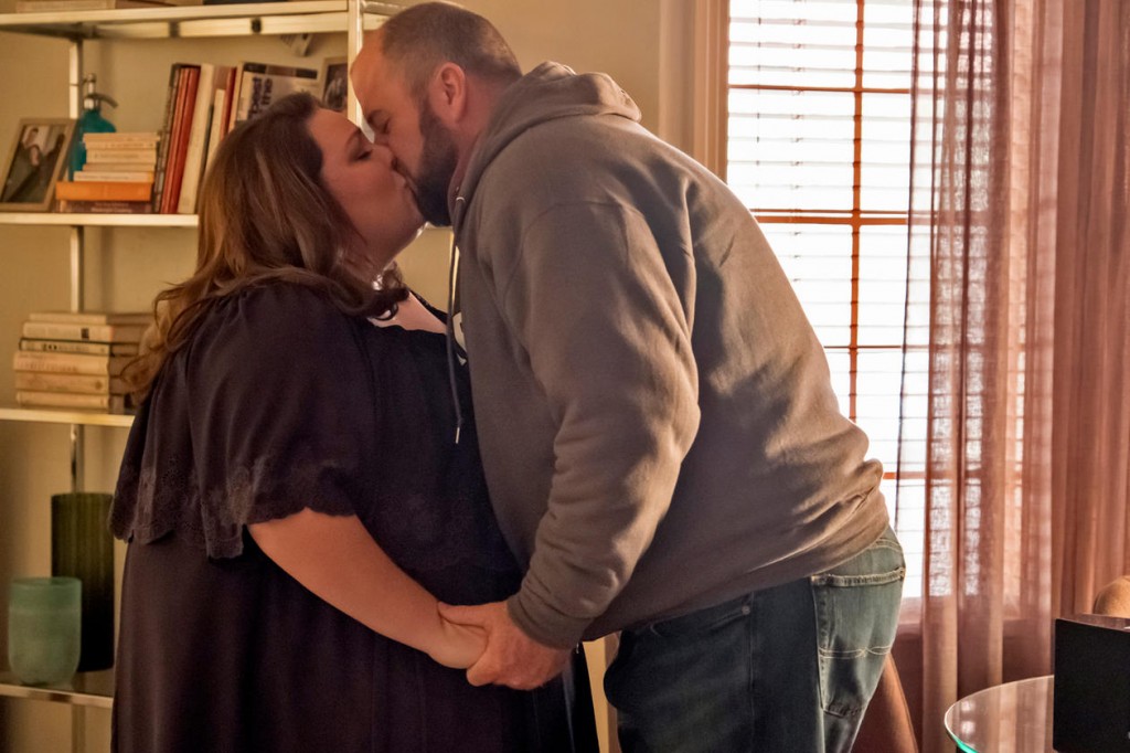 Tendre baiser échangé entre Toby (Chris Sullivan) et Kate (Chrissy Metz).