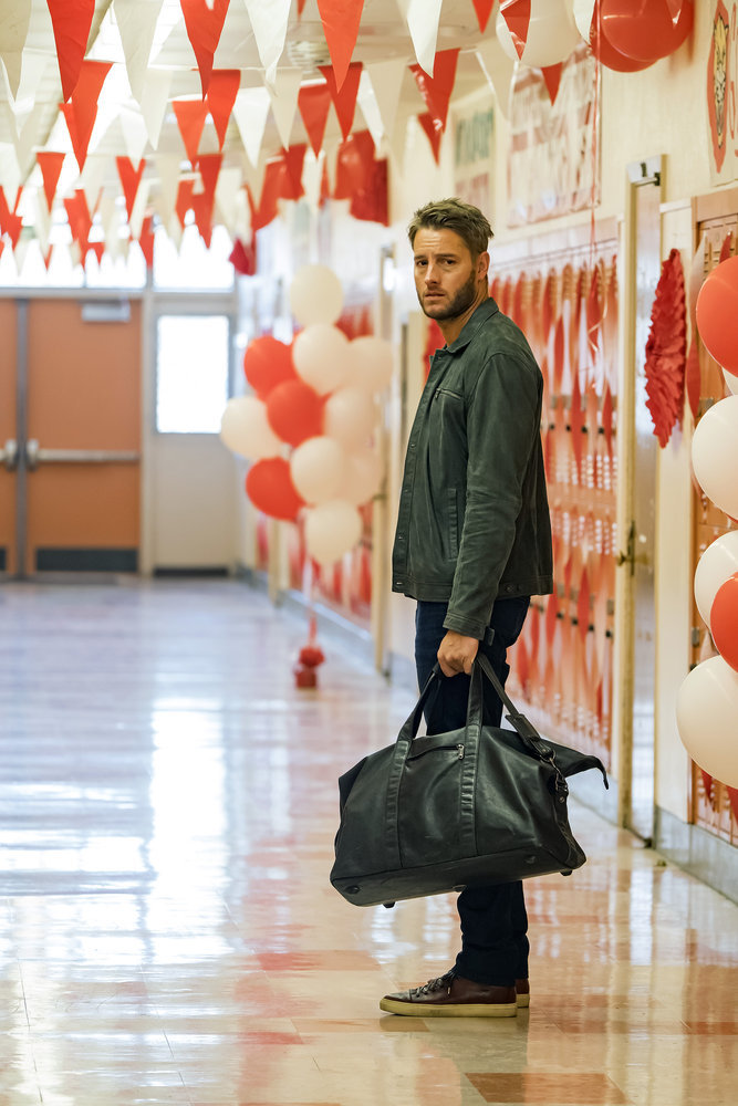 Kevin (Justin Hartley) dans le corridor de son ancienne école.