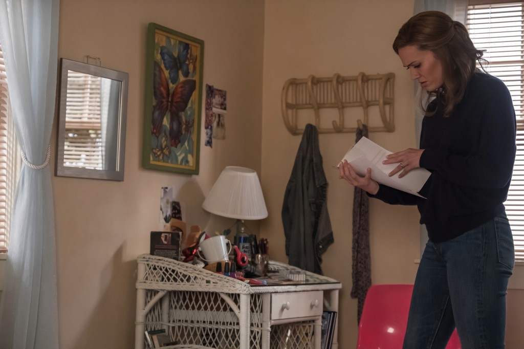 Qu'est-ce que que Rebecca (Mandy Moore) a trouvé dans la chambre de sa fille?