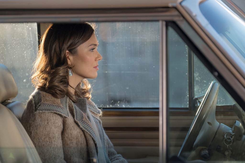 Rebecca (Mandy Moore) au volant de la voiture familiale. 