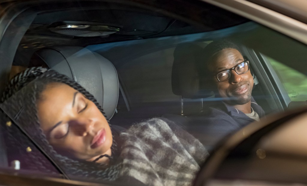 Randall (Sterling K. Brown) regarde tendrement Beth (Susan Kelechi Watson) qui s'est assoupie dans la voiture.