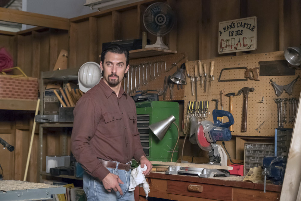 Jack (Milo Ventimiglia) travaille dans son garage.
