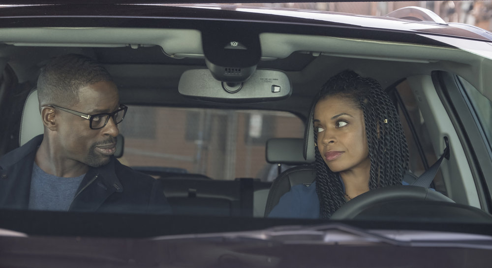 Dans la voiture, Beth (Susan Kelechi Watson) et Randall (Sterling K. Brown) discutent.