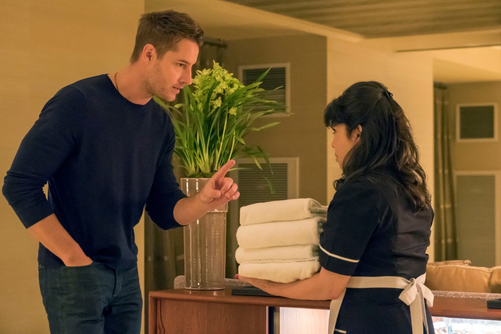 Kevin (Justin Hartley) discute avec une femme de chambre à l'hôtel.