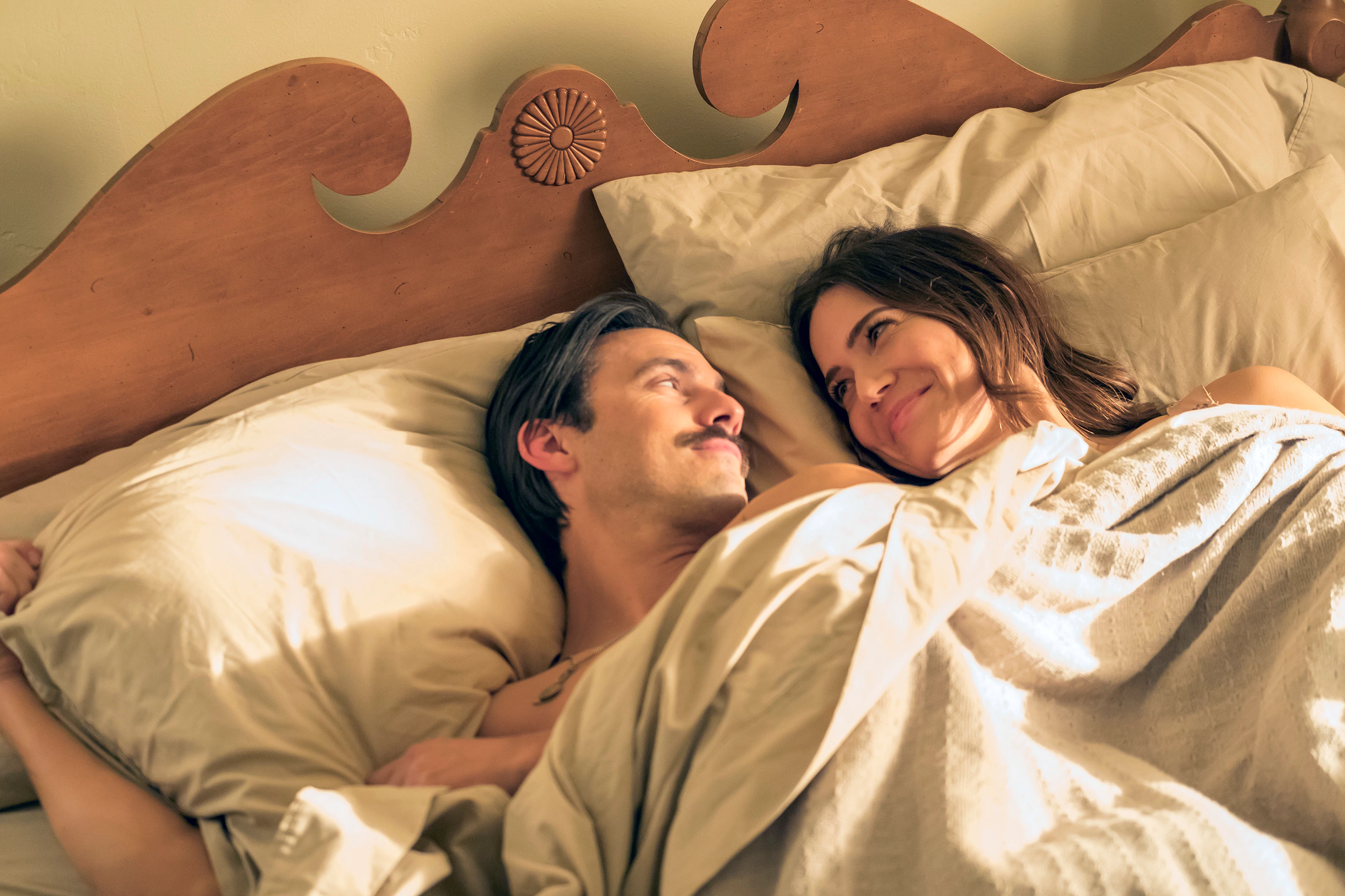 Jack (Milo Ventimiglia) et Rebecca (Mandy Moore) au lit