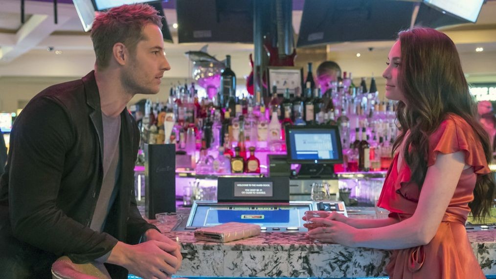 Kevin (Justin Hartley) discute avec une femme à Las Vegas.