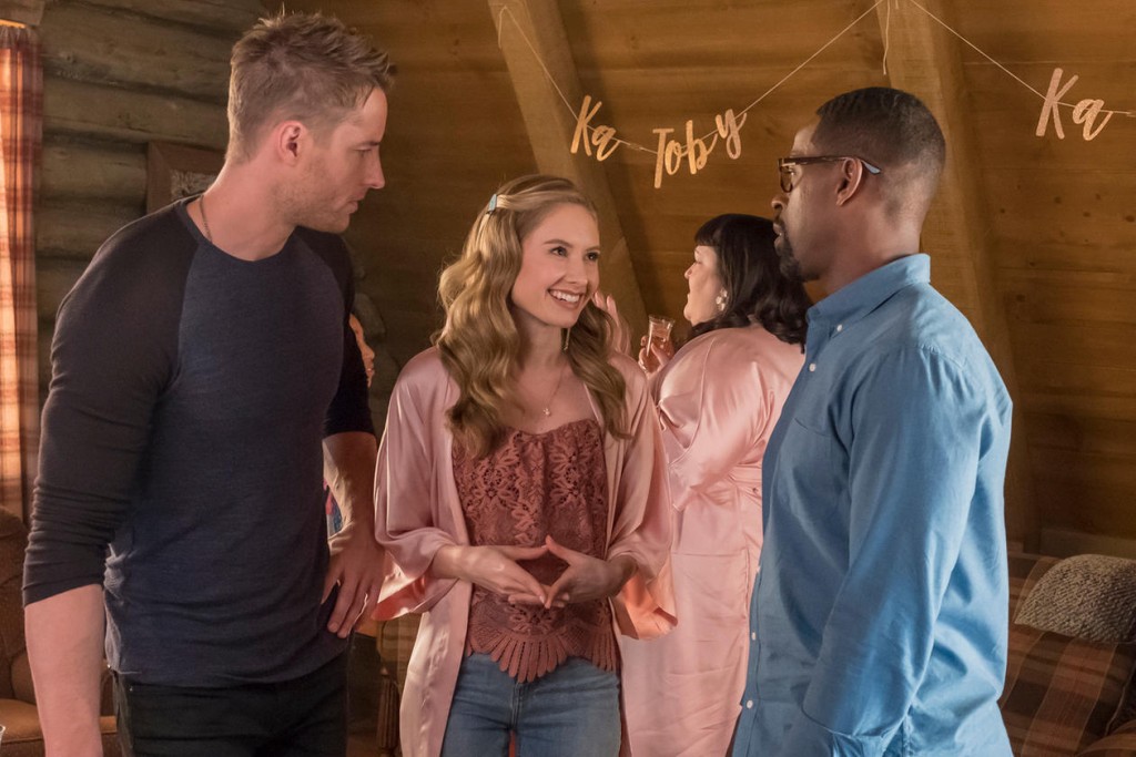 Madison (Caitlin Thompson) discute avec Randall (Sterling K. Brown) et Kevin (Justin Hartley).