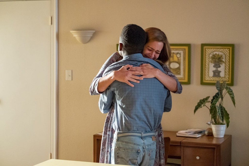 Rebecca (Mandy Moore) en larme dans les bras de Randall (Niles Fitch)