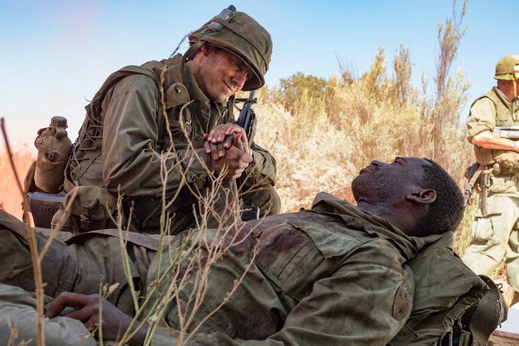 Jack Pearson (Milo Ventimiglia) tente de réconforté son ami soldat. 
