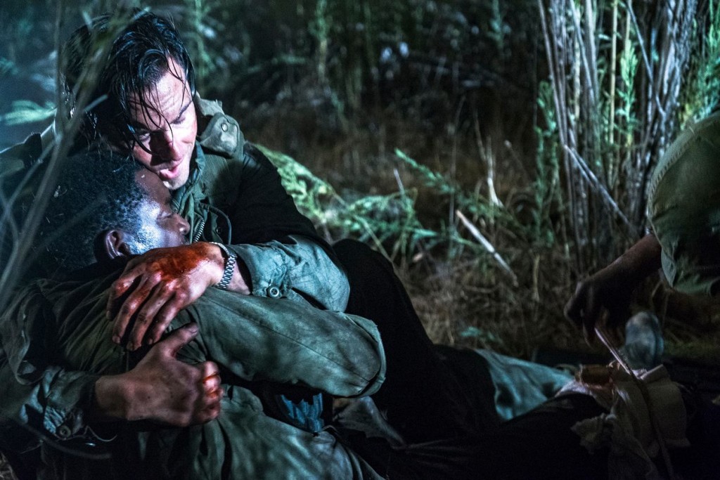 Jack Pearson (Milo Ventimiglia) tente de réconforter son ami soldat. 