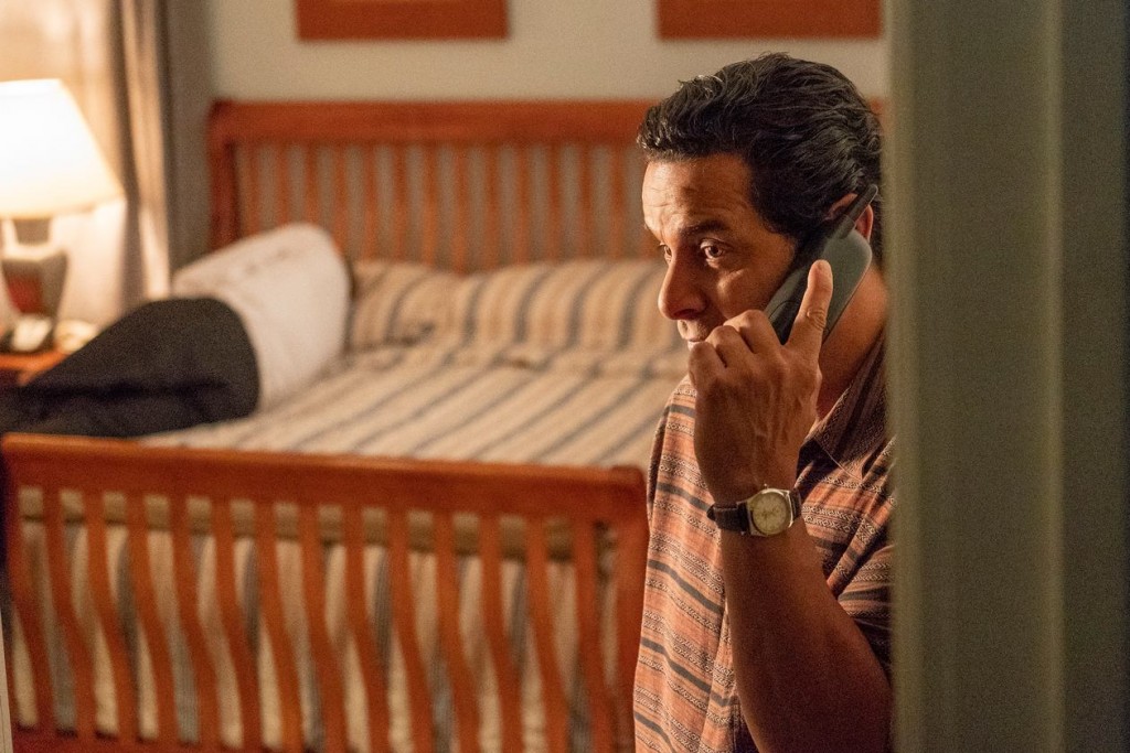 Miguel (Jon Huertas) au téléphone.