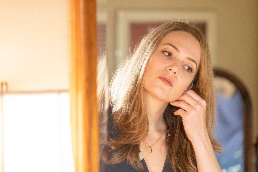 Rebecca (Mandy Moore) pensive devant son miroir.