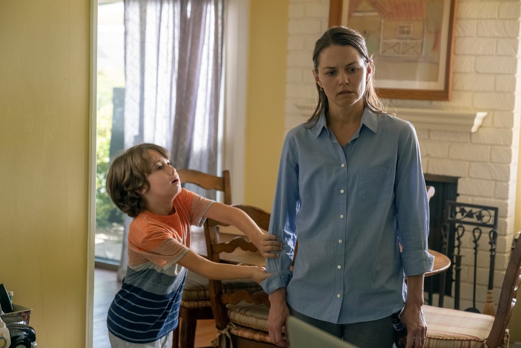 Matty (Noah Salsbury Lipson) tente de retenir sa mère (Jennifer Morrison).