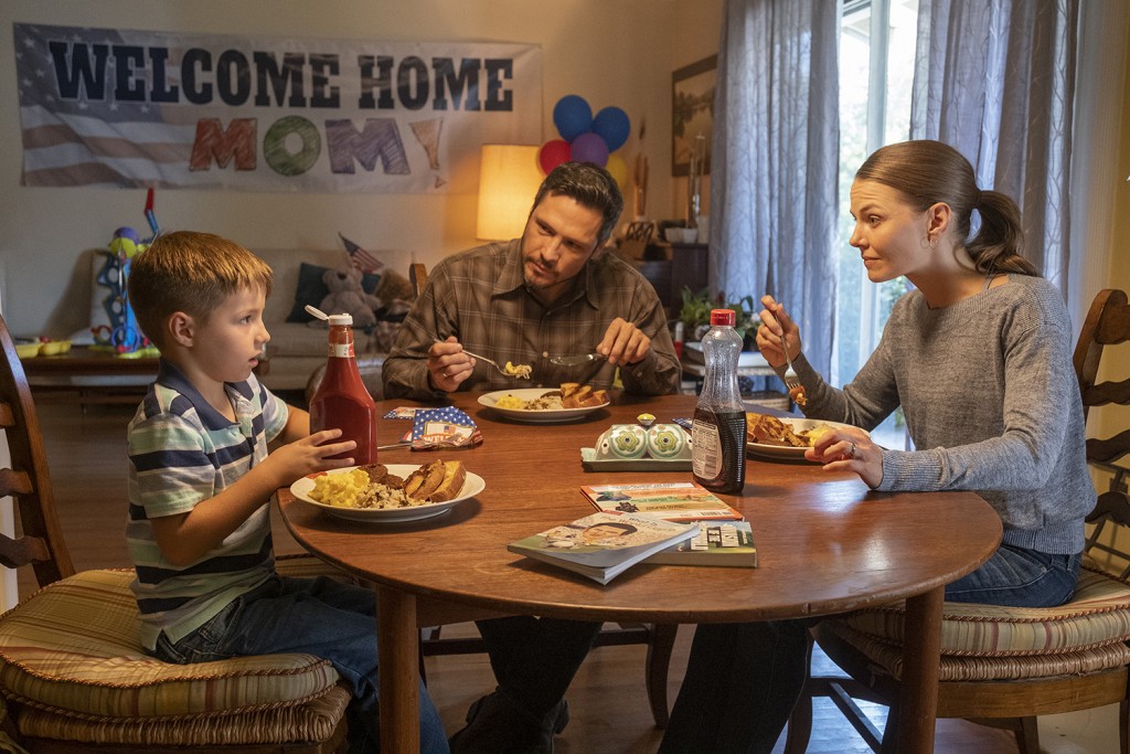 Repas en famille pour les Sharp (Jennifer Morisson, Nick Wechsler et Noah Salsbury Lipson)