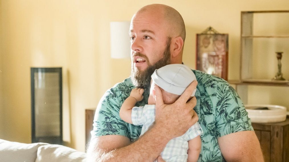 Toby (Chris Sullivan) avec bébé Jack dans les bras.