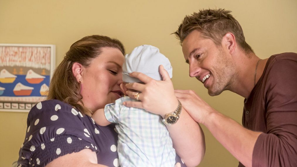 Oncle Kevin (Justin Hartley) aide sa soeur Kate (Chrissy Metz) avec son neveu Jack.