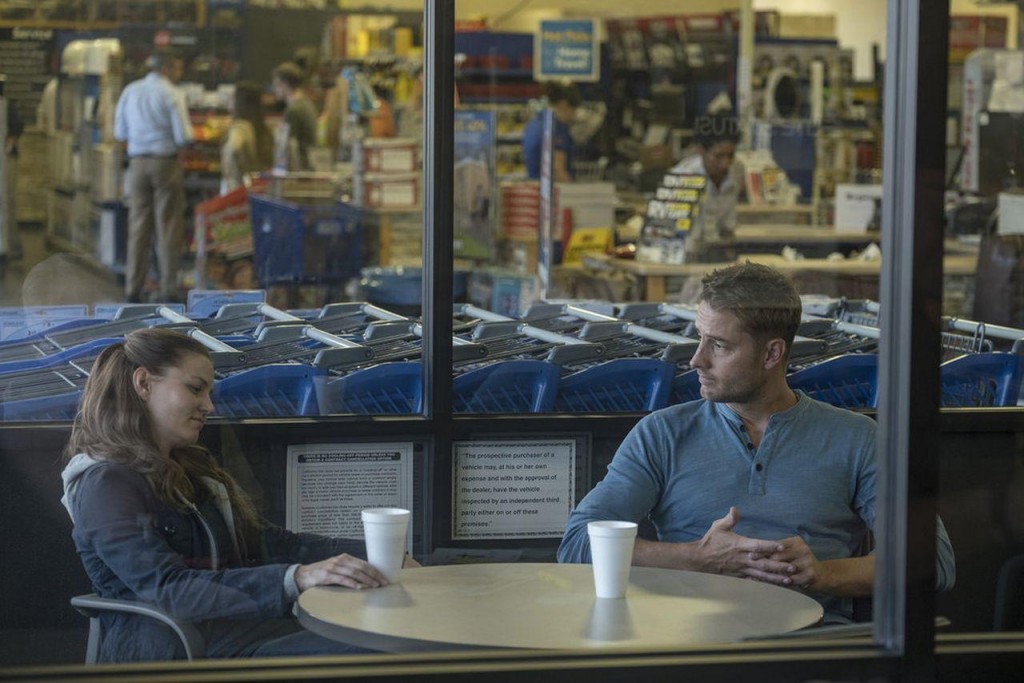 Kevin (Justin Hartley) prend un café avec Cassidy (Jennifer Morrison).