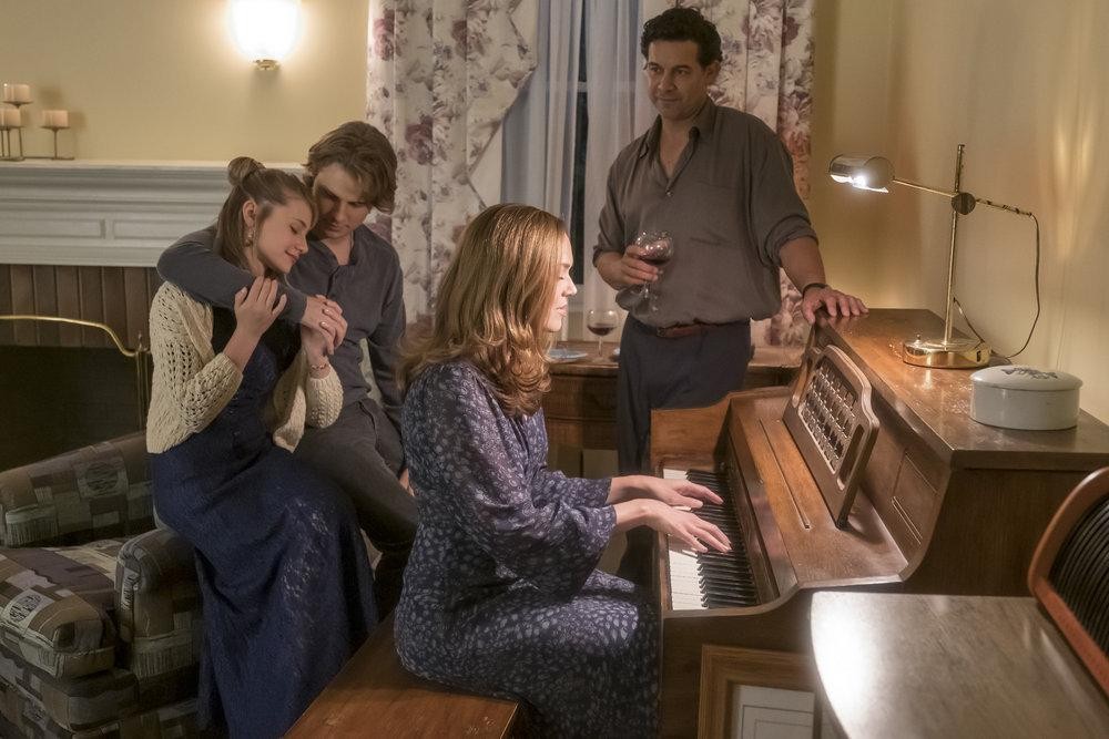 Sophie (Amanda Leighton), Kevin (Logan Shroyer) et Miguel (Jon Huertas) écoutent Rebecca (Mandy Moore) jouer au piano.