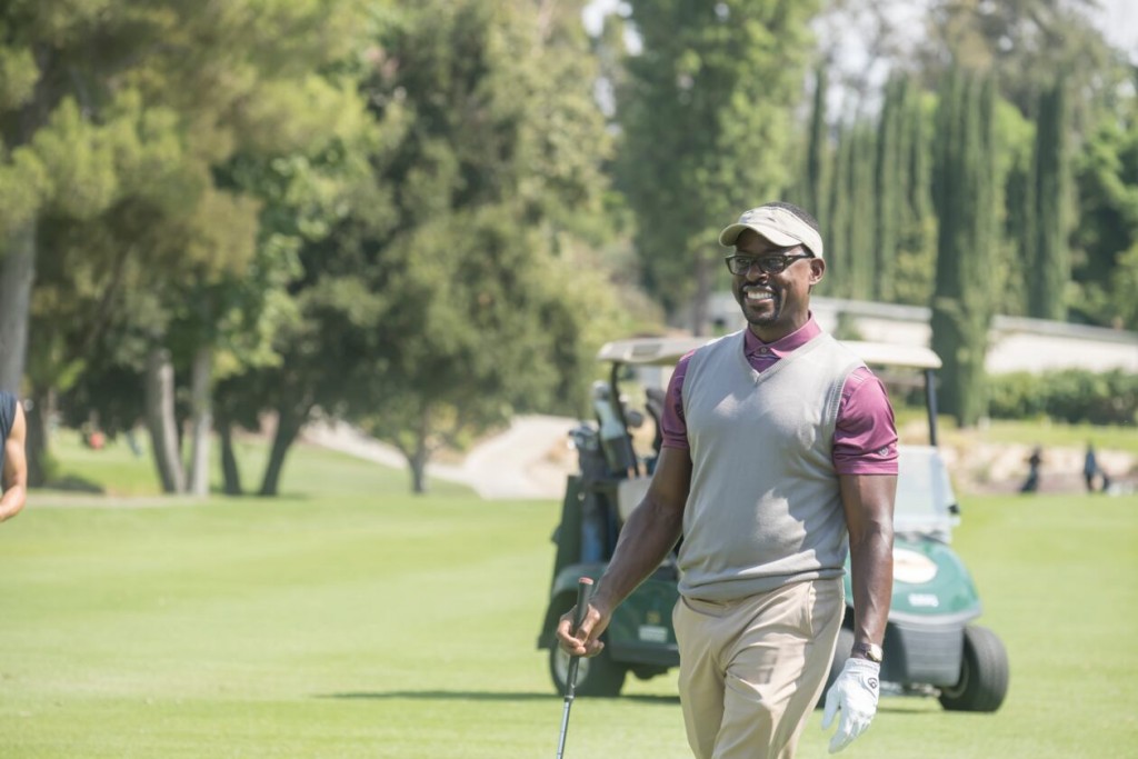 Randall (Sterling K. Brown) fier de sa partie de golf.