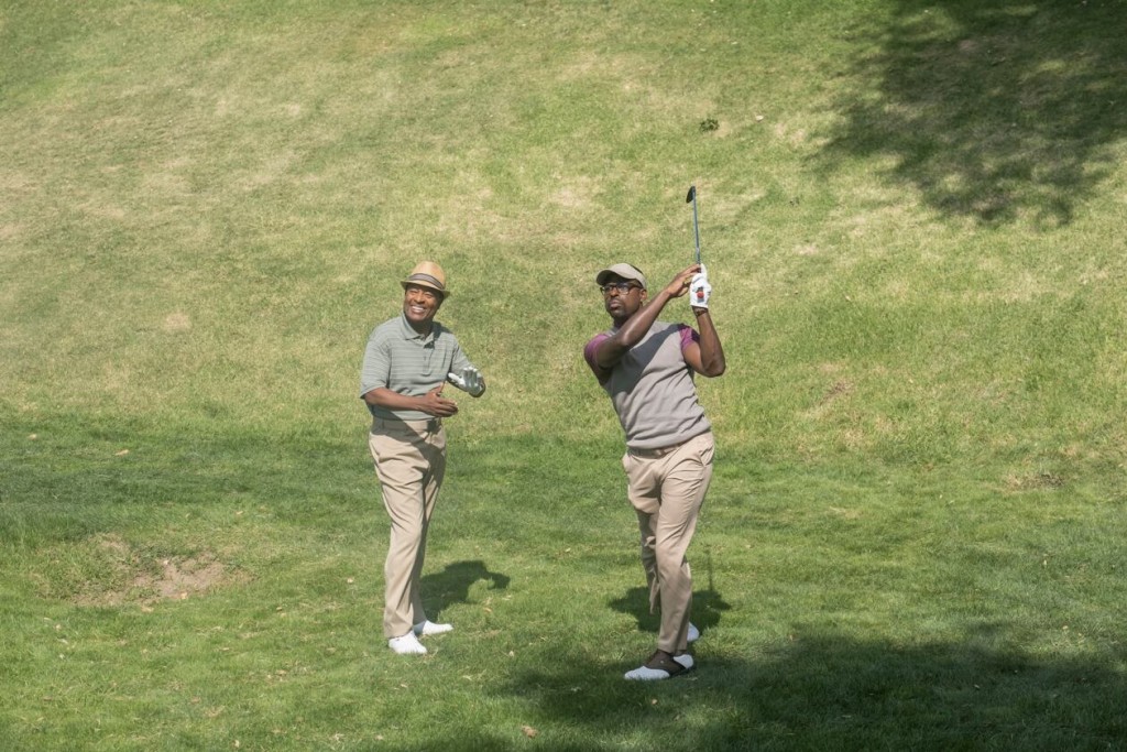 Randall (Sterling K. Brown) joue au golf avec un autre conseiller municipal.