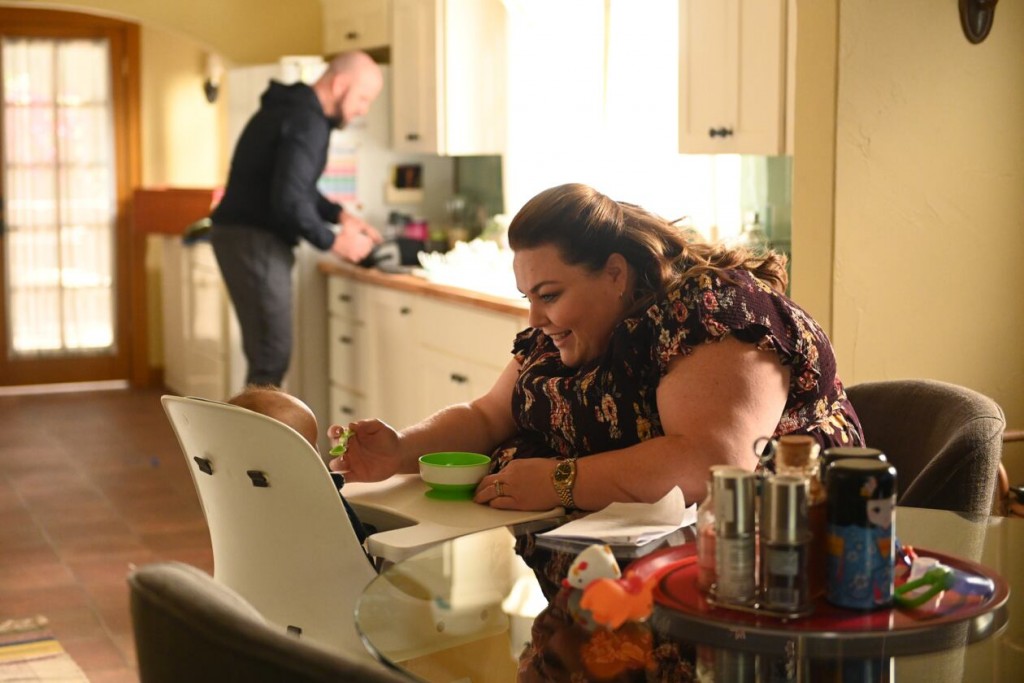 Kate (Chrissy Metz) tente de faire manger son fils.