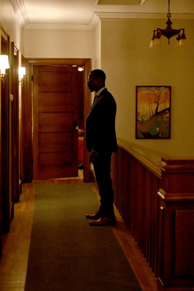 Randall (Sterling K. Brown) hésite devant la porte.