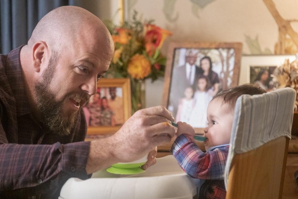 Toby (Chris Sullivan) nourrit son fils Jack.