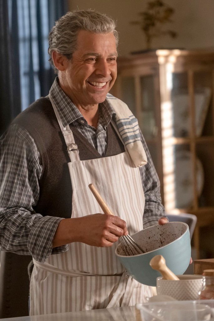 Miguel (Jon Huertas) aide à la préparation du repas de Thanksgiving.