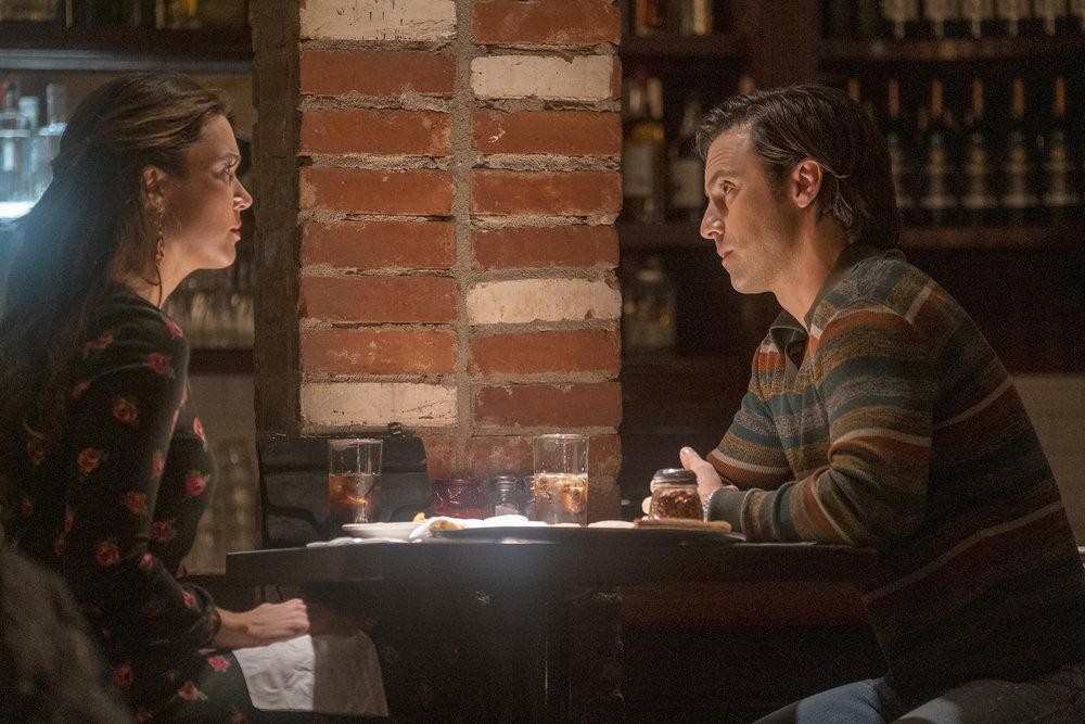 Jack (Milo Ventimiglia) et Rebecca (Mandy Moore) discute devant un verre.