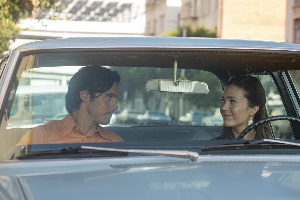 Jack (Milo Ventimiglia) discute avec Rebecca (Mandy Moore) dans la voiture.