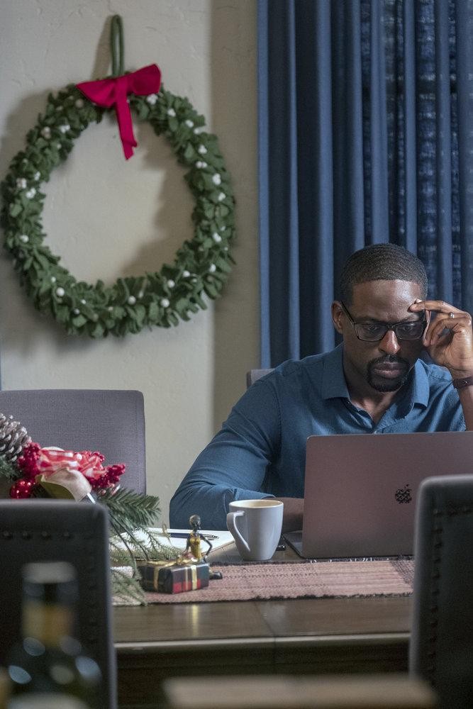 Randall (Sterling K. Brown) concentr sur son travail.