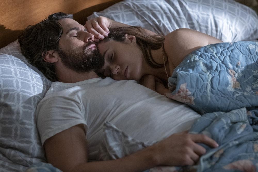Jack (Milo Ventimiglia) et Rebecca (Mandy Moore) essaient de dormir.