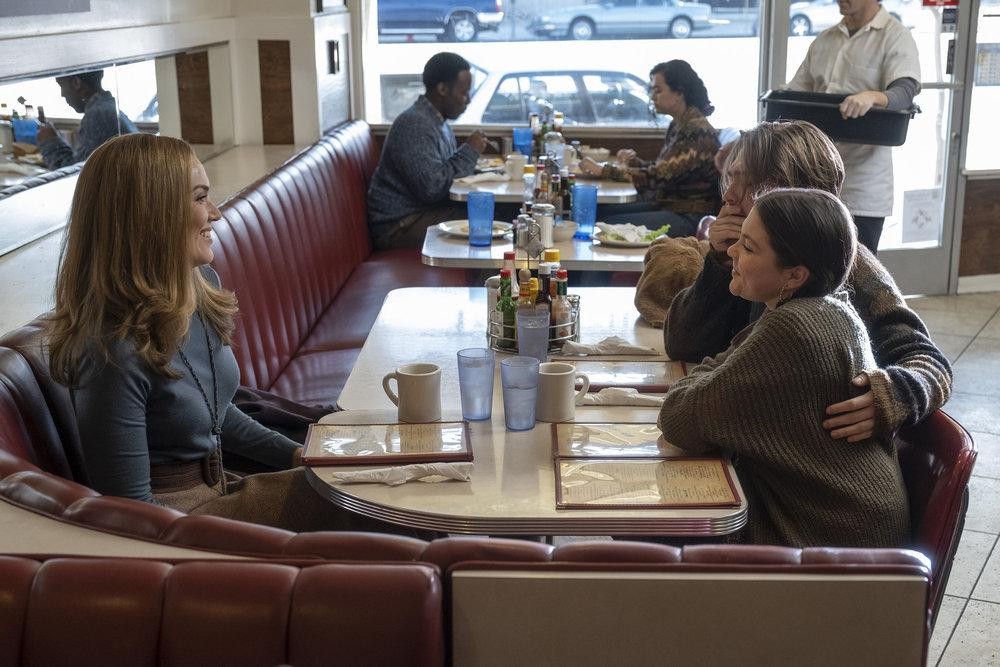 Rebecca (Mandy Moore) au restaurant avec Kate (Hannah Zeile) et Marc (Austin Abrams).