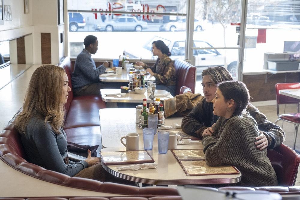 Rebecca (Mandy Moore) au restaurant avec Kate (Hannah Zeile) et Marc (Austin Abrams).