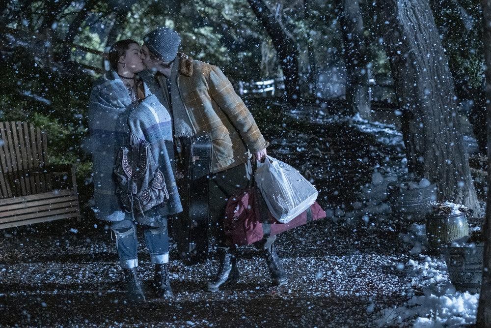 Marc (Austin Abrams) et Kate (Hanna Zeile) s'embrassent sous la neige.