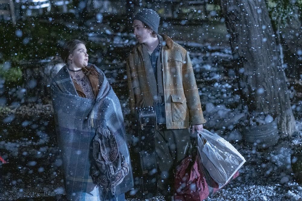 Kate (Hannah Zeile) et Marc (Austin Abrams) sous la neige.