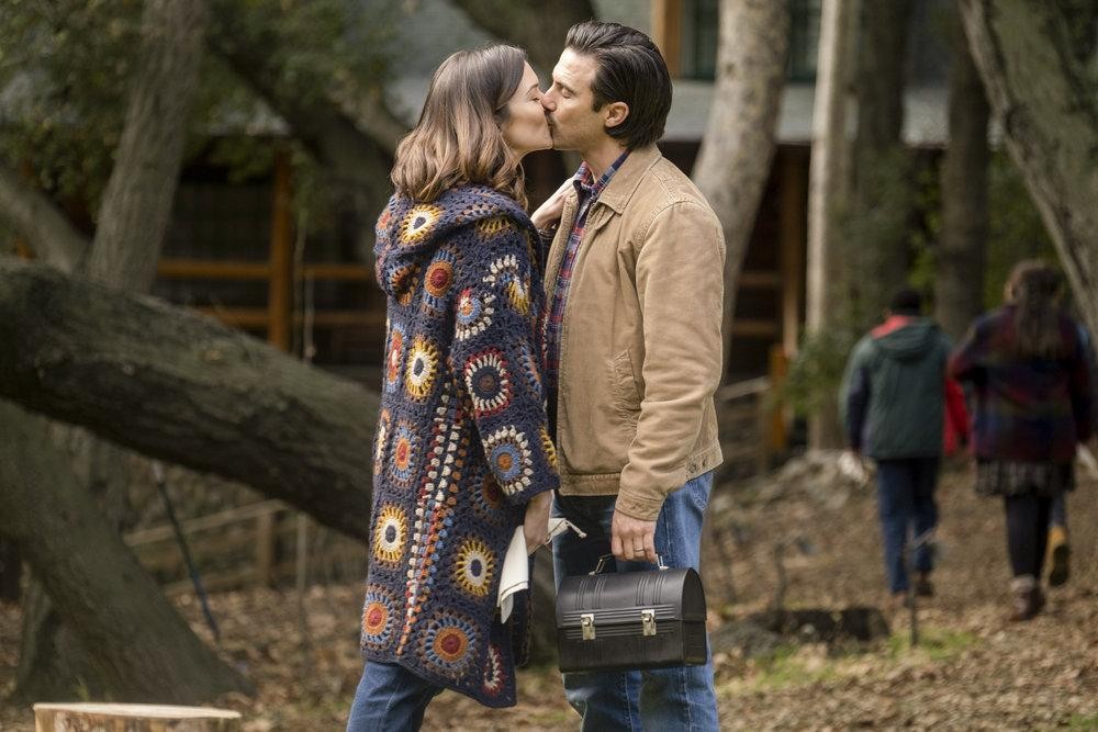 Jack (Milo Ventimiglia) et Rebecca (Mandy Moore) s'embrassent.