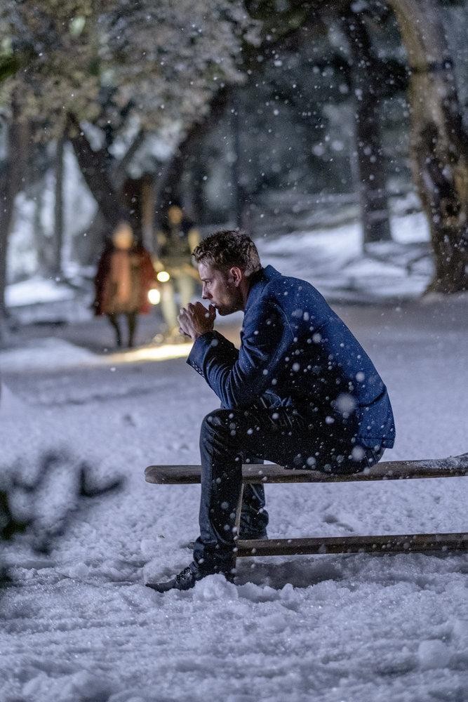 Kevin (Justin Hartley) est songeur, sous la neige.