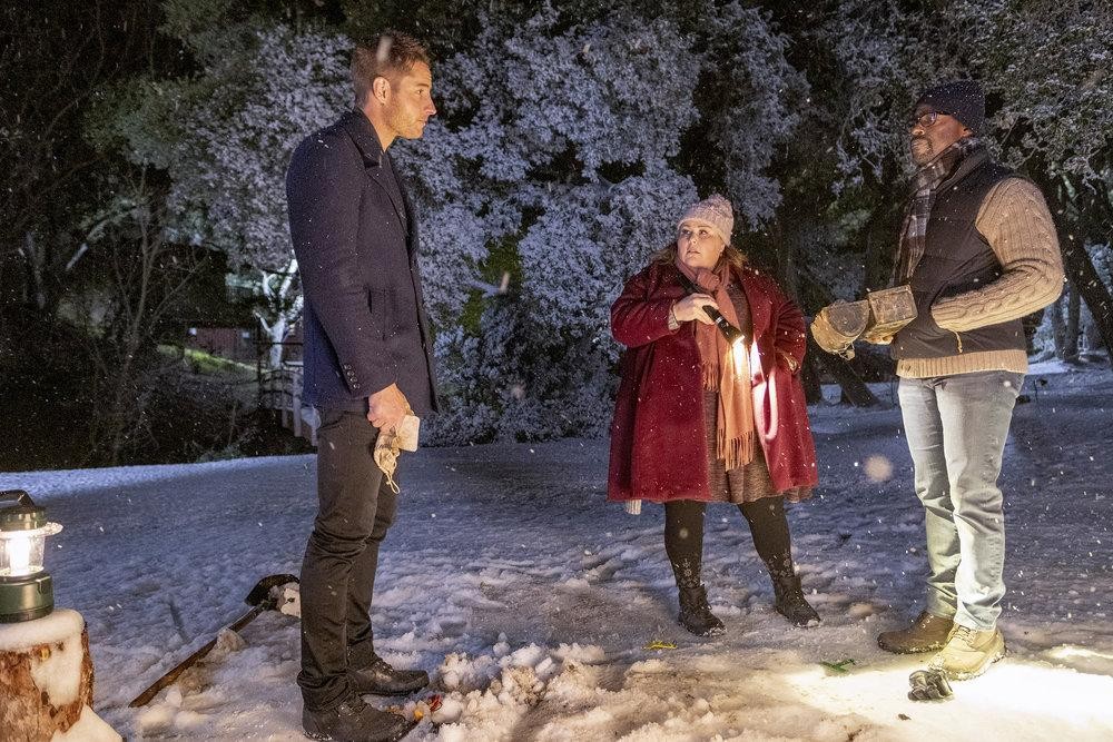 Kevin (Justin Hartley), Kate (Chrissy Metz) et Randall (Sterling K. Brown) discutent sous la neige.