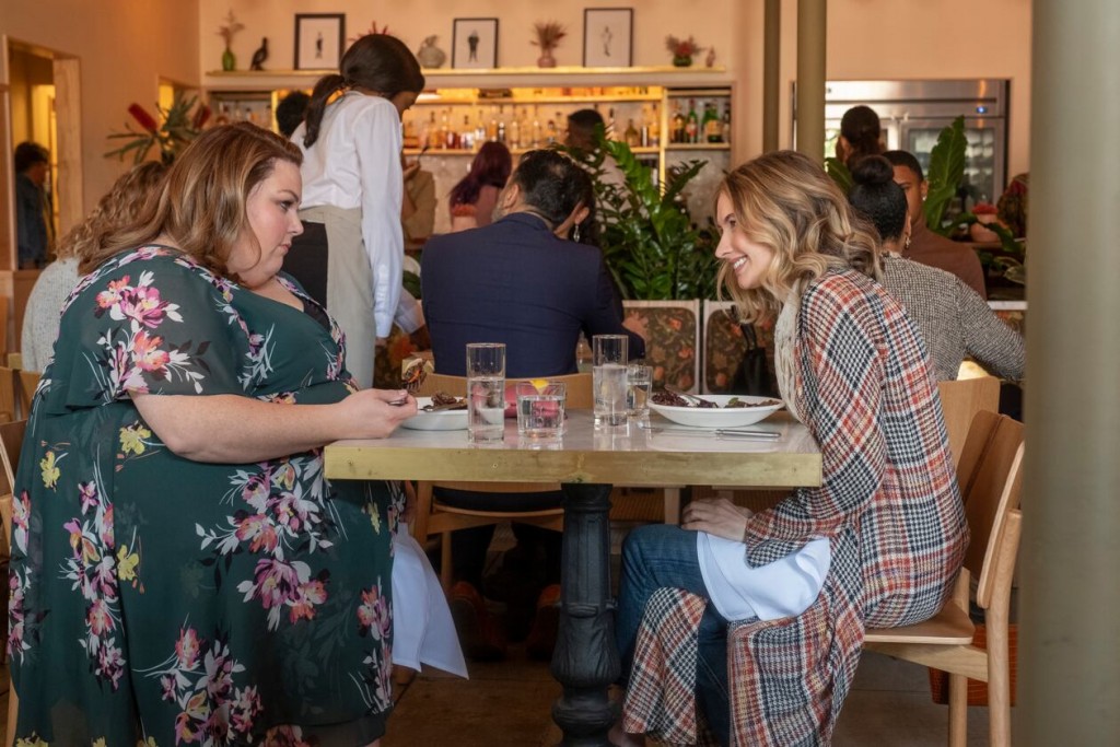 Kate (Chrissy Metz) et Madison (Caitlin Thompson) discutent autour d'un bon repas.