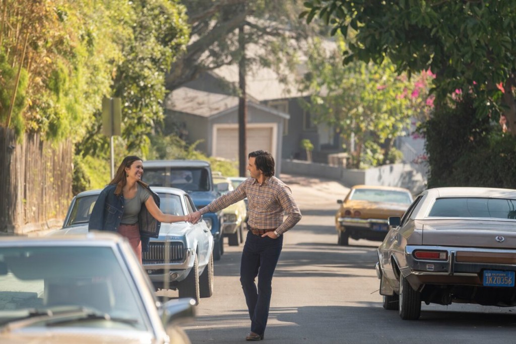 Jack (Milo Ventimiglia) et Rebecca (Mandy Moore) s'amusent dans la rue.