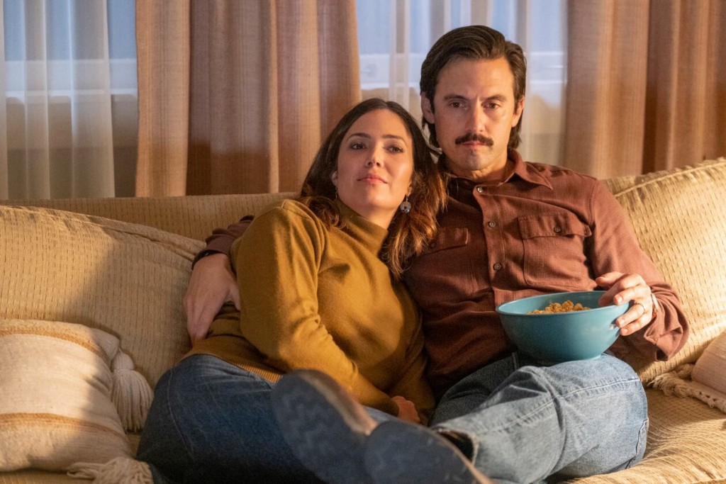 Jack (Milo Ventimiglia) et Rebecca (Mandy Moore) assis confortablement sur leur divan.