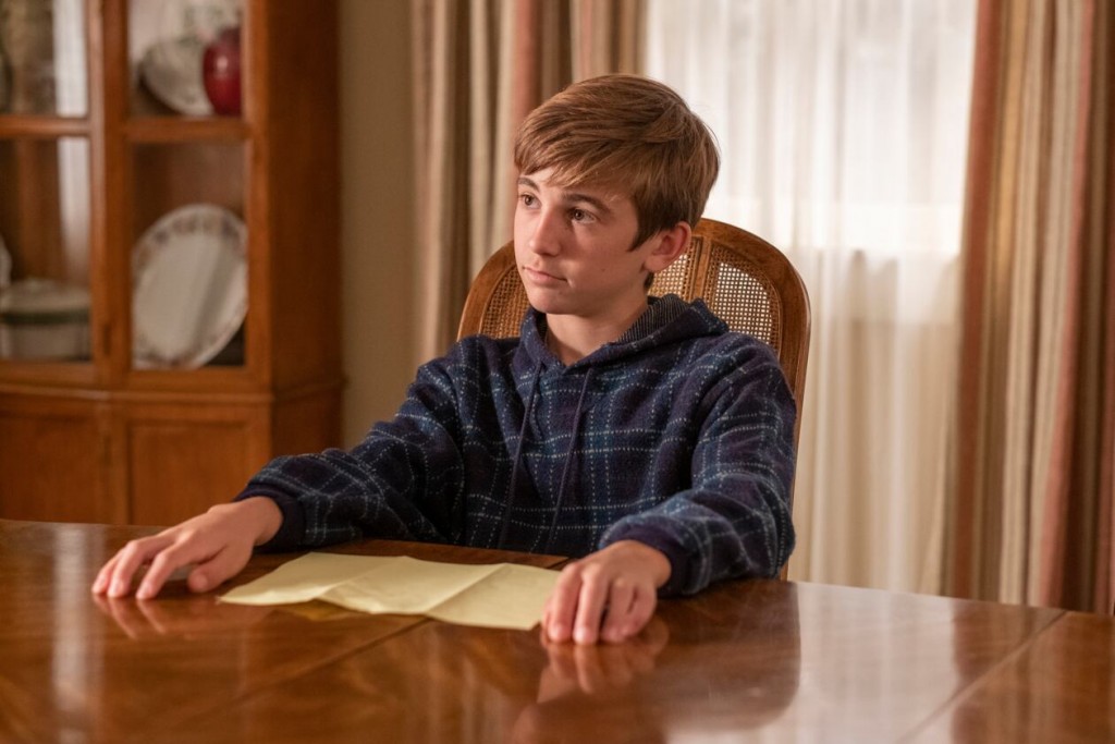 Kevin (Parker Bates) prêt à dévoiler son bulletin à ses parents. 