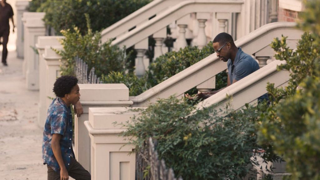 Malik (Asante Blackk) discute avec Randall (Sterling K. Brown)